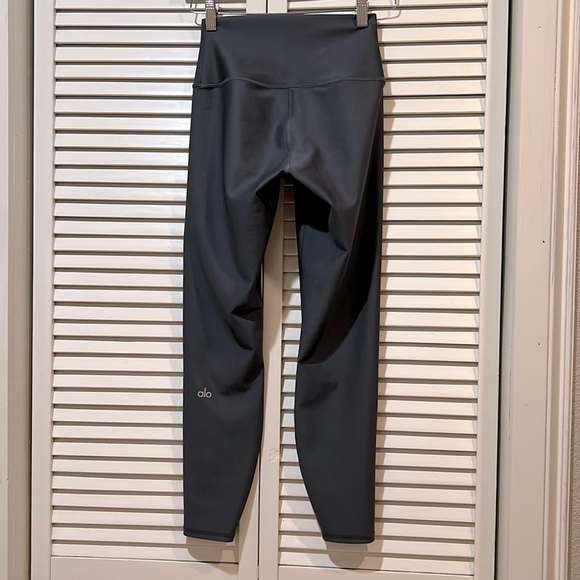 ALO Yoga High-Waist Airlift Leggings in XSmall - Picture 2 of 14